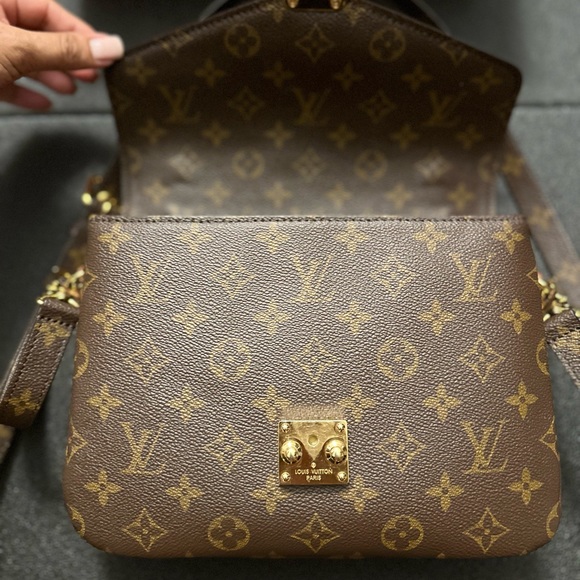 Authentic Louis Vuitton Monogram Pochette Métis - Picture 10 of 16